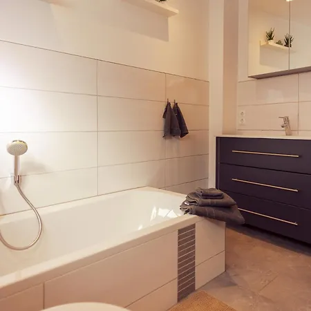 아파트 Modernes Haus Mit Dachterrasse Und Klimaanlage 에르켈렌츠