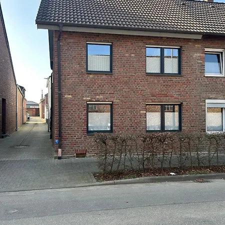 Modernes Haus Mit Dachterrasse Und Klimaanlage 아파트 *